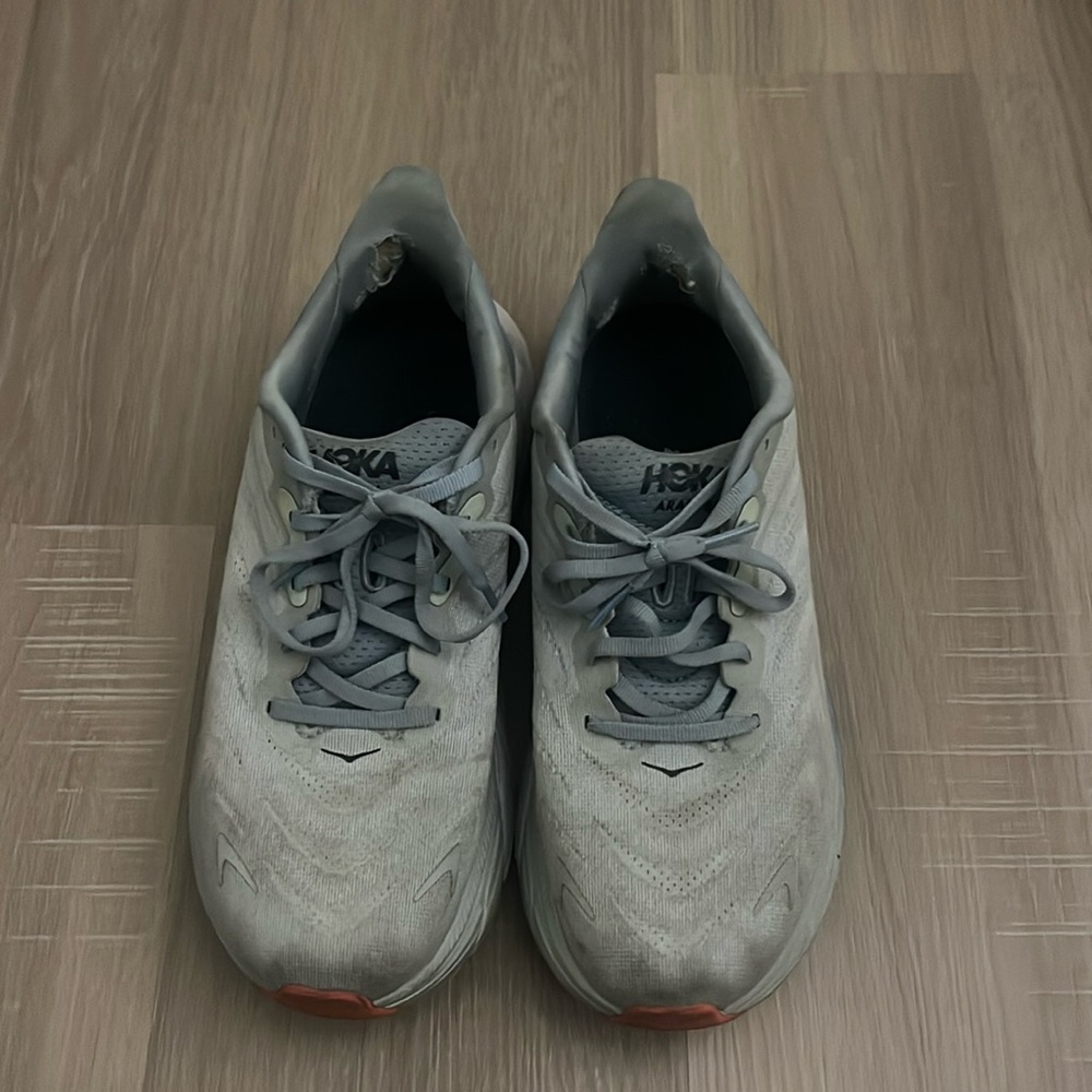 Arahi 7 Hoka Sneakers.